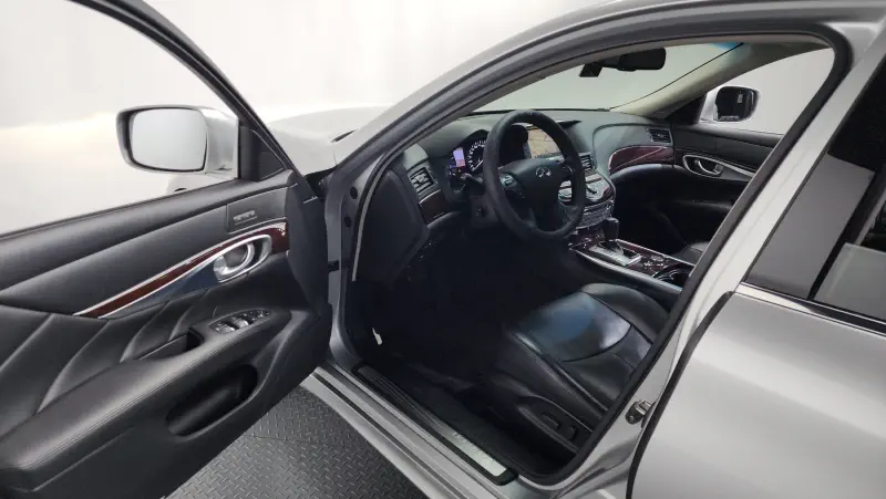 Infiniti Q70