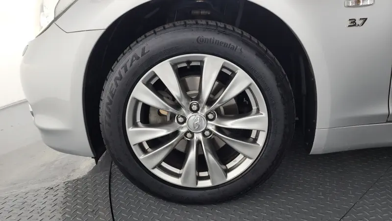 Infiniti Q70