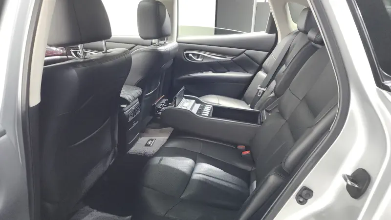 Infiniti Q70