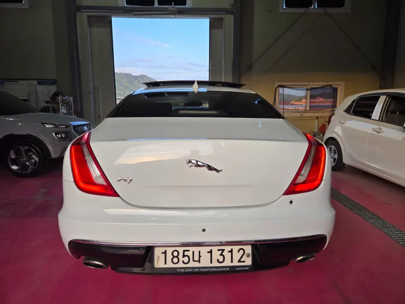 Jaguar XJ