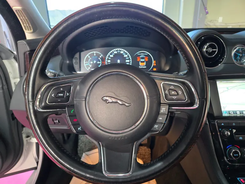Jaguar XJ