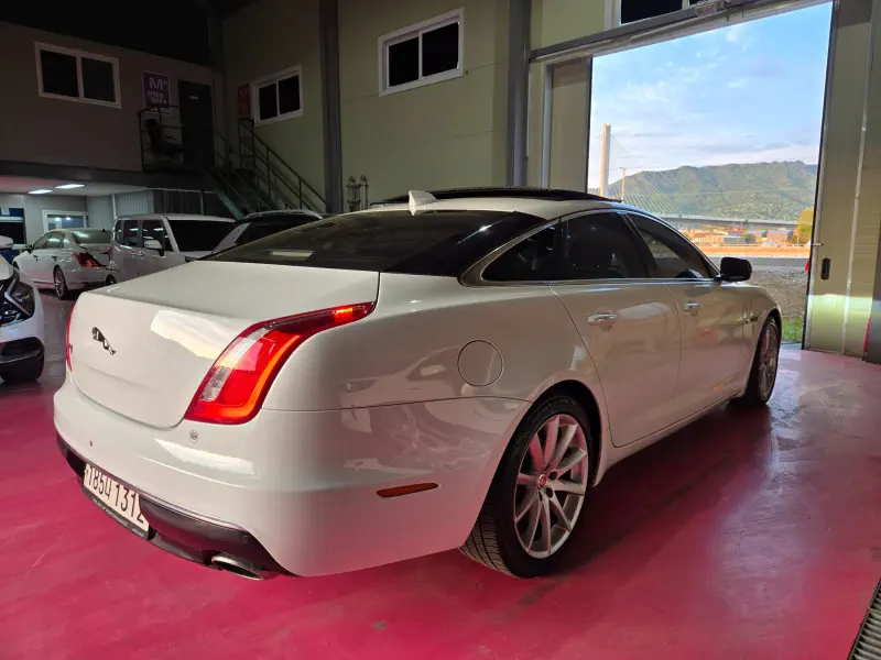 Jaguar XJ