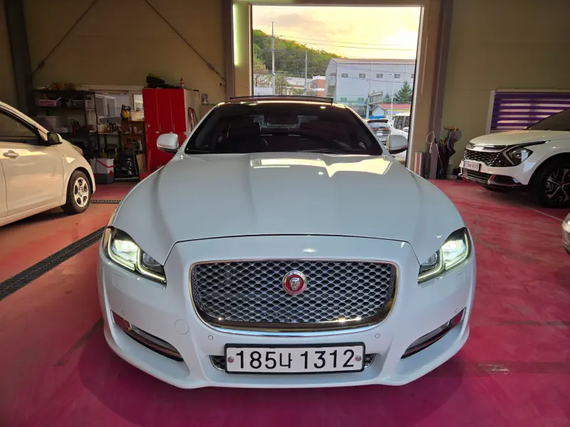 Jaguar XJ