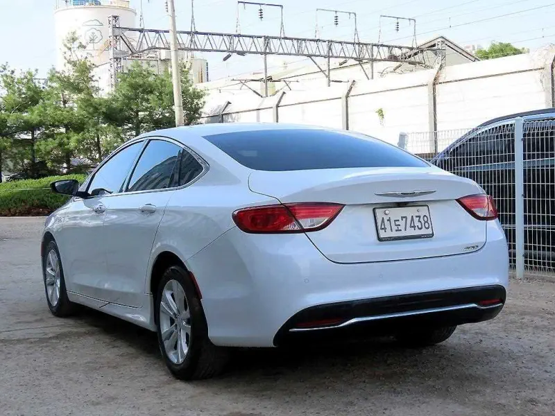 Chrysler 200