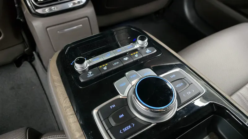 Genesis G90