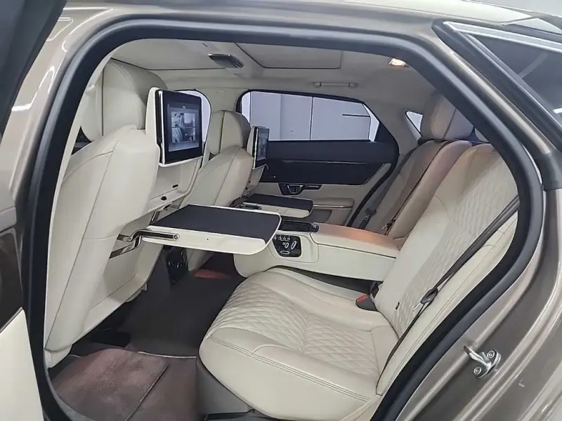 Jaguar XJ