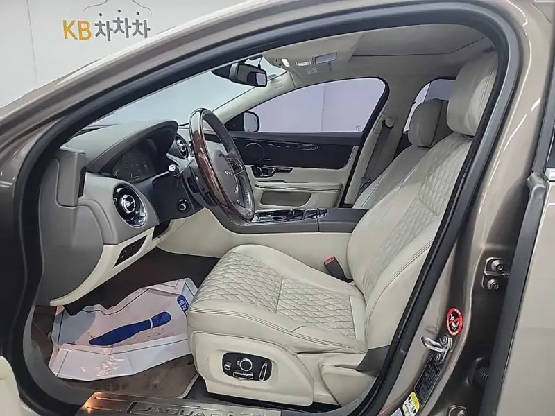 Jaguar XJ