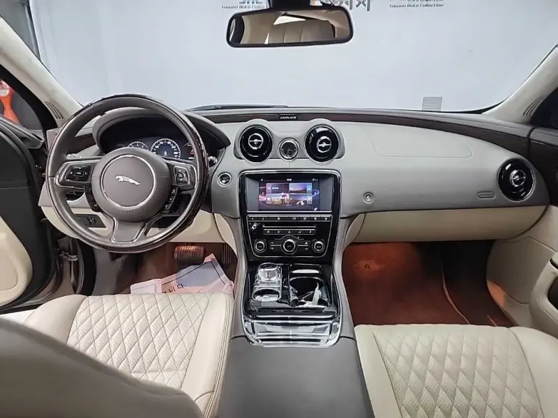Jaguar XJ