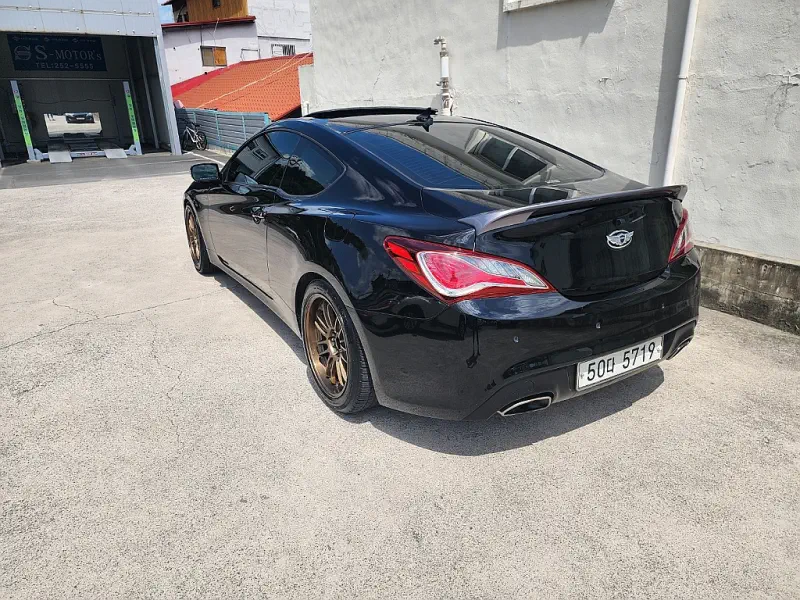 Hyundai Genesis