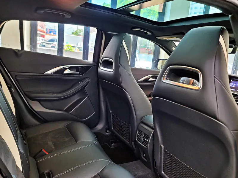 Infiniti Q30