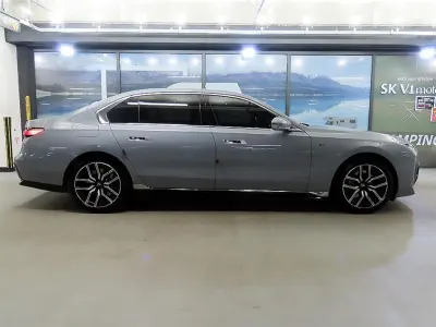 BMW i7