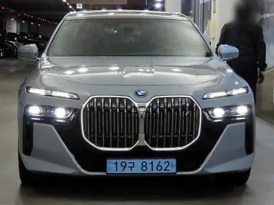 BMW i7