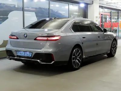 BMW i7