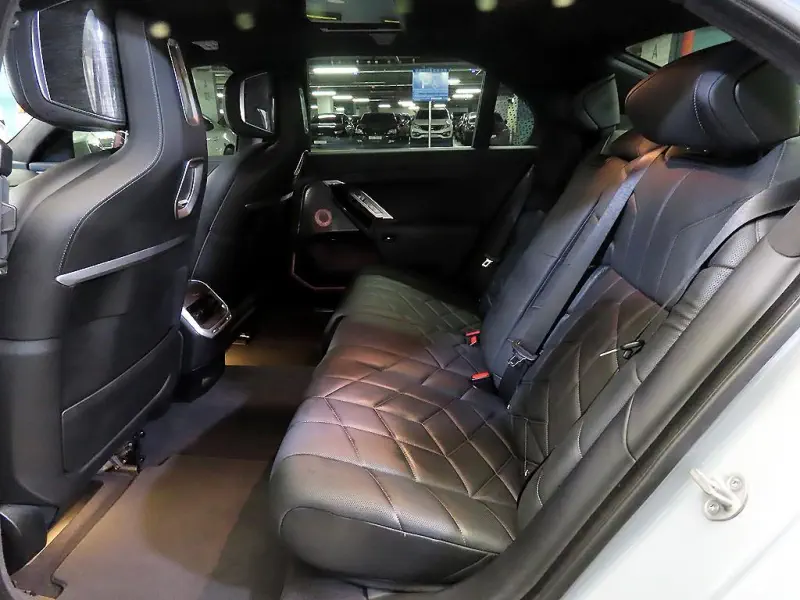 BMW i7