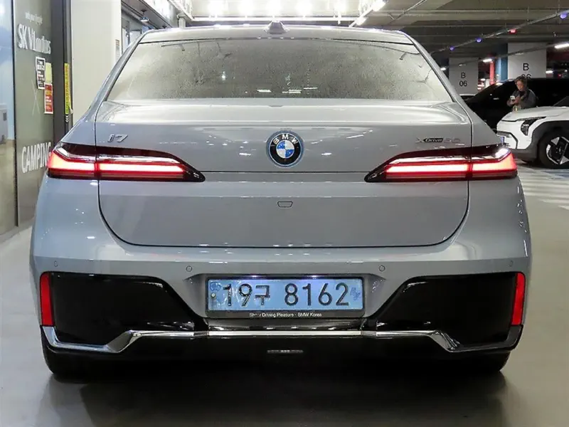 BMW i7