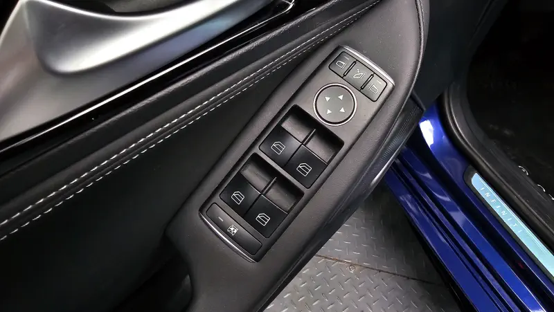 Infiniti Q30