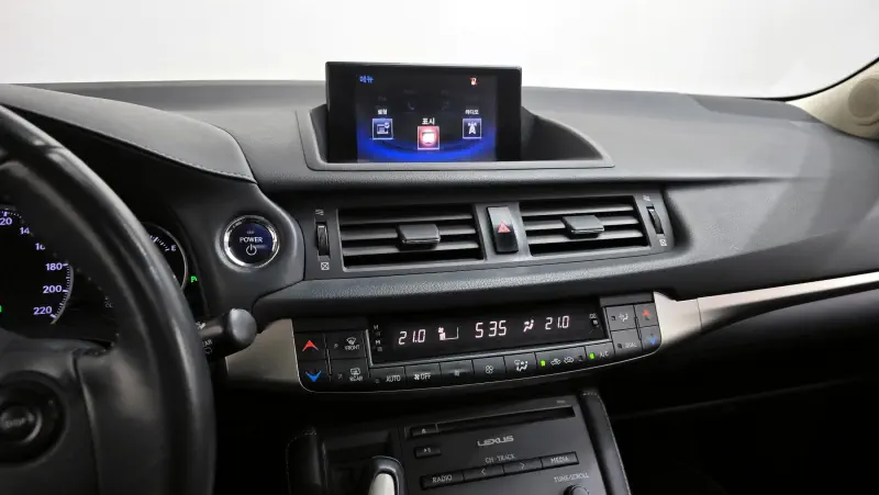 Lexus CT200h