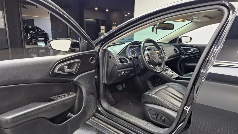 Chrysler 200