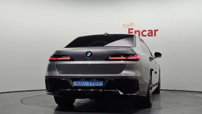BMW i7