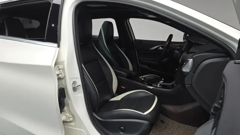Infiniti Q30