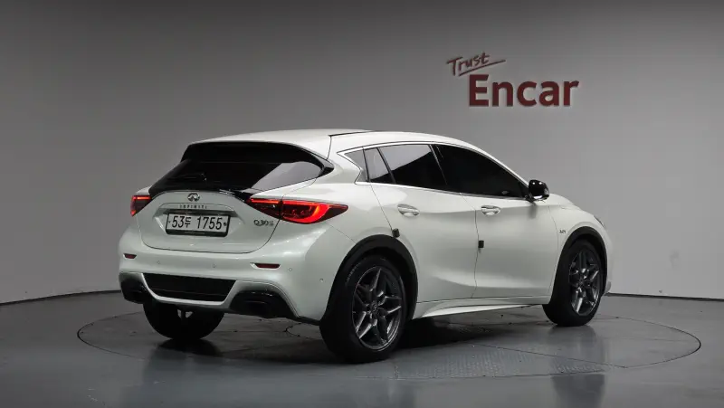 Infiniti Q30