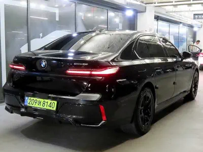 BMW i7