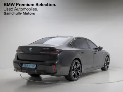 BMW i7