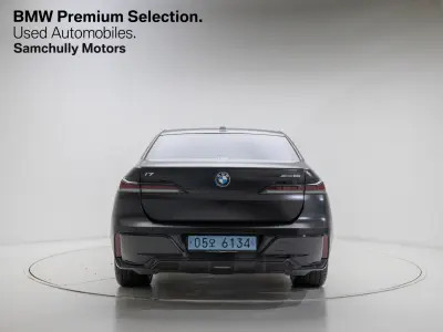 BMW i7