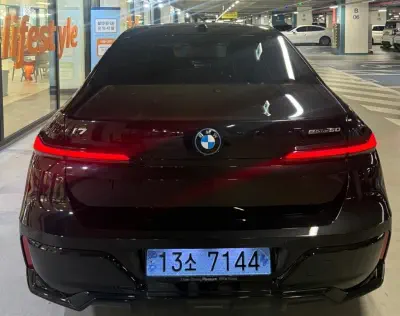 BMW i7