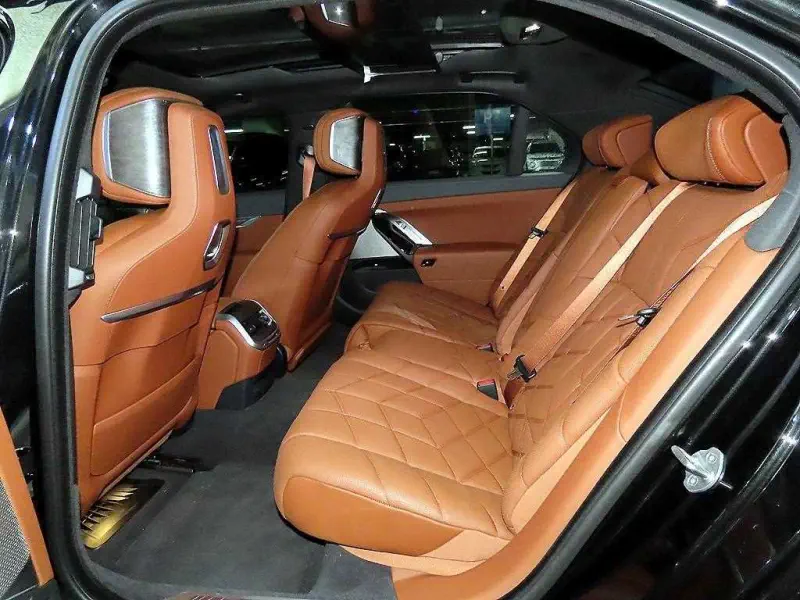 BMW i7