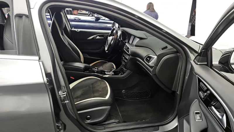 Infiniti Q30