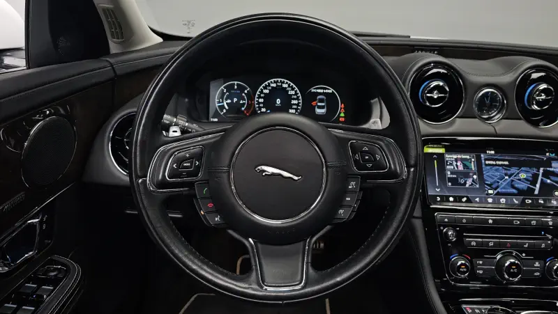 Jaguar XJ