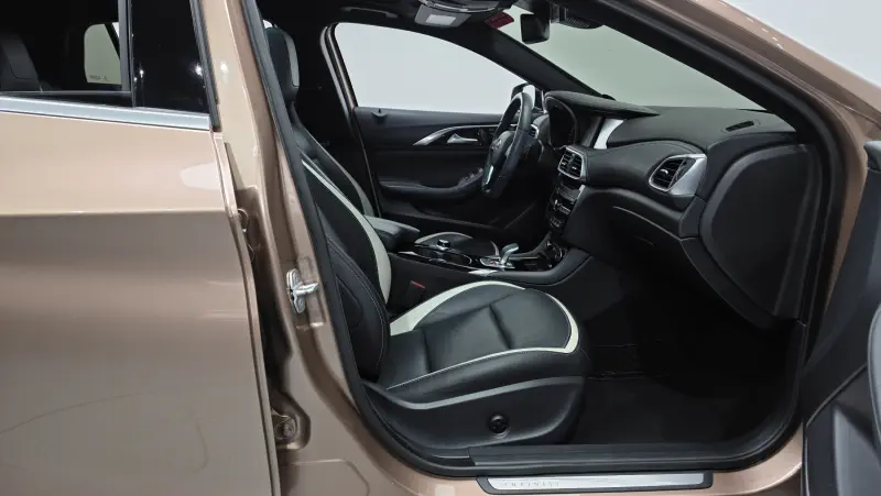 Infiniti Q30