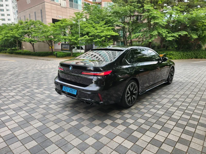 BMW i7