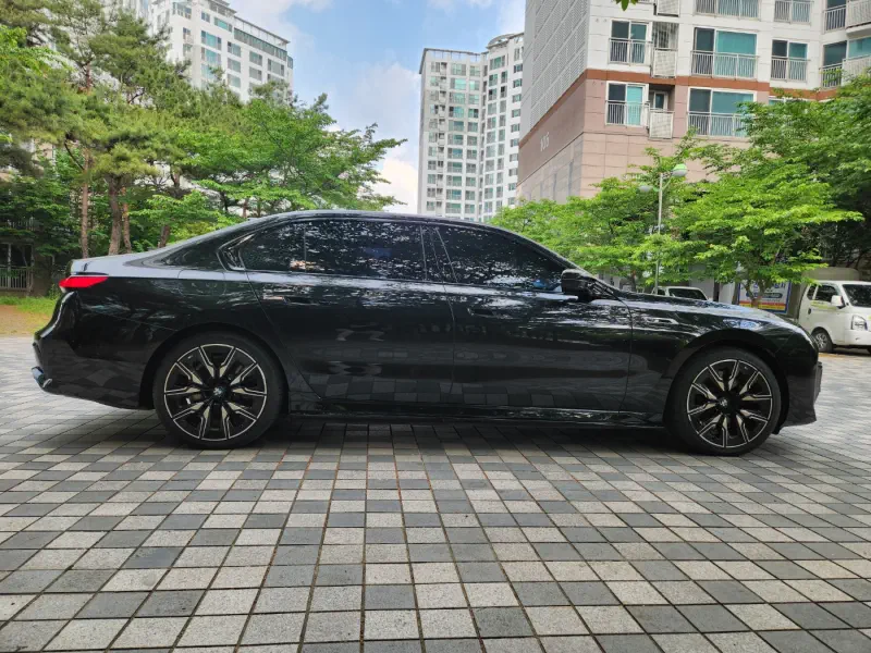 BMW i7