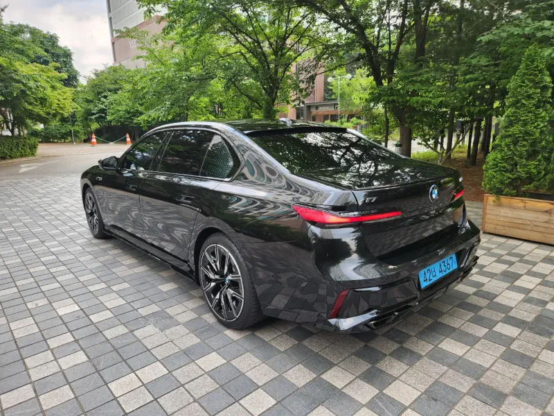 BMW i7