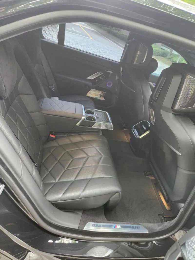 BMW i7