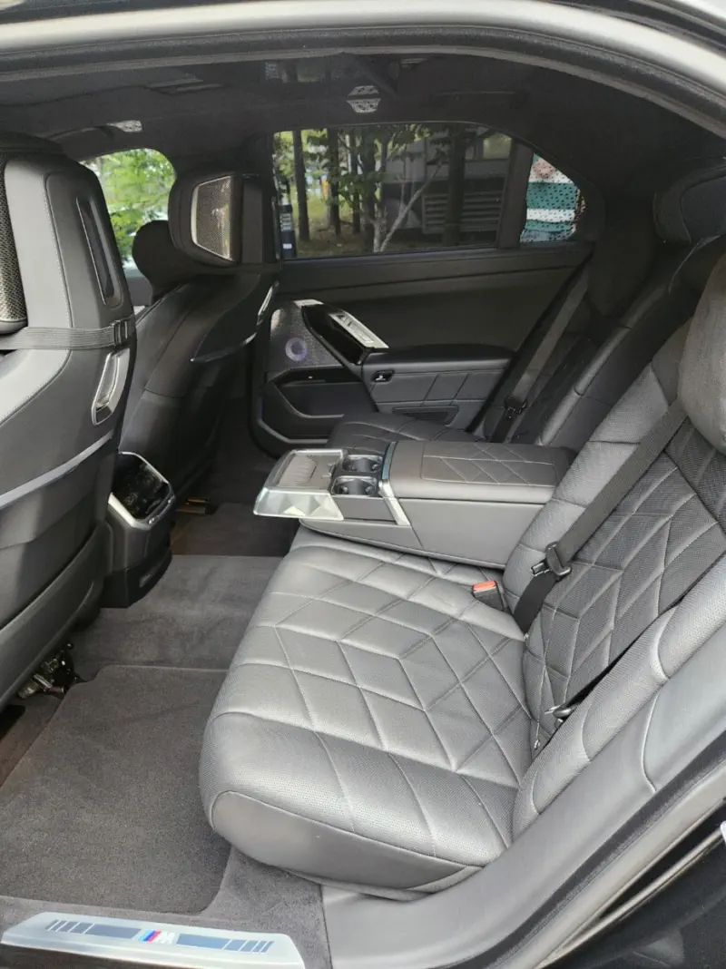 BMW i7