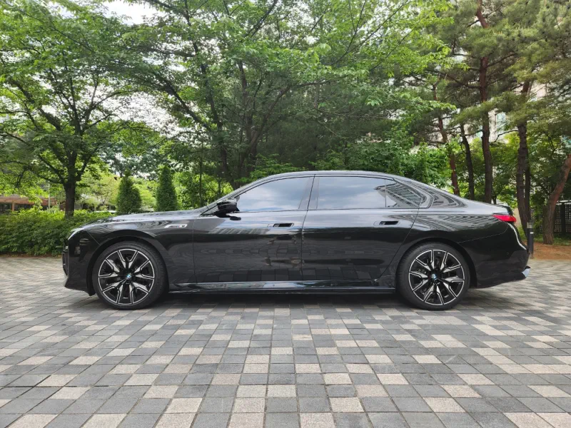 BMW i7