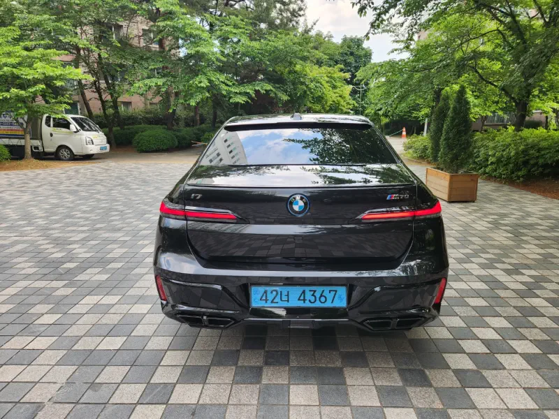 BMW i7