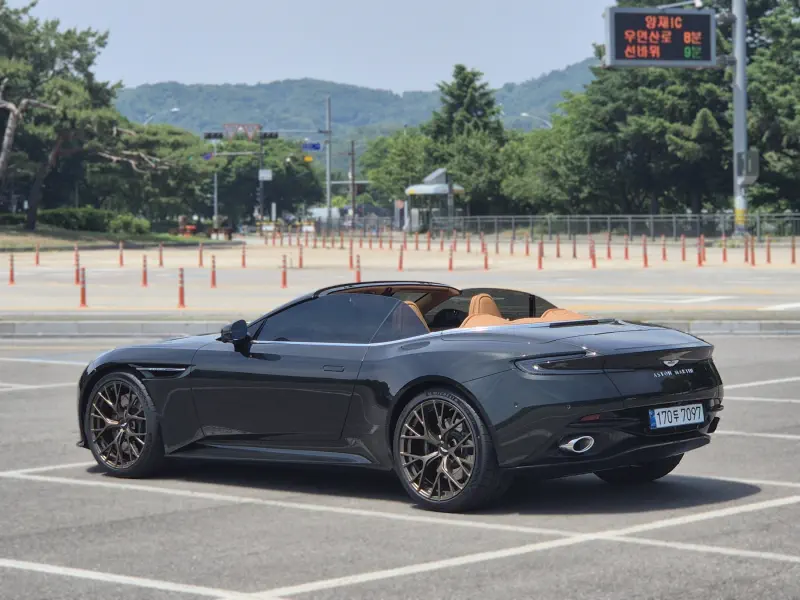 Aston Martin DB12