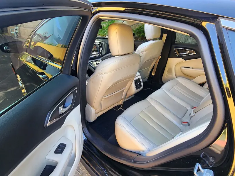 Chrysler 200