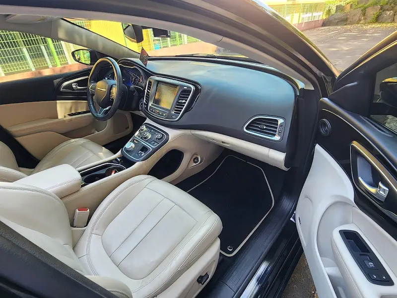 Chrysler 200