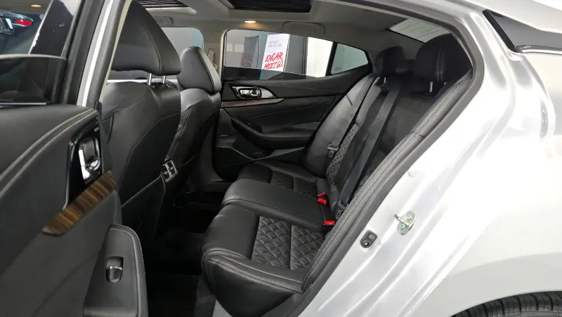 Nissan MAXIMA