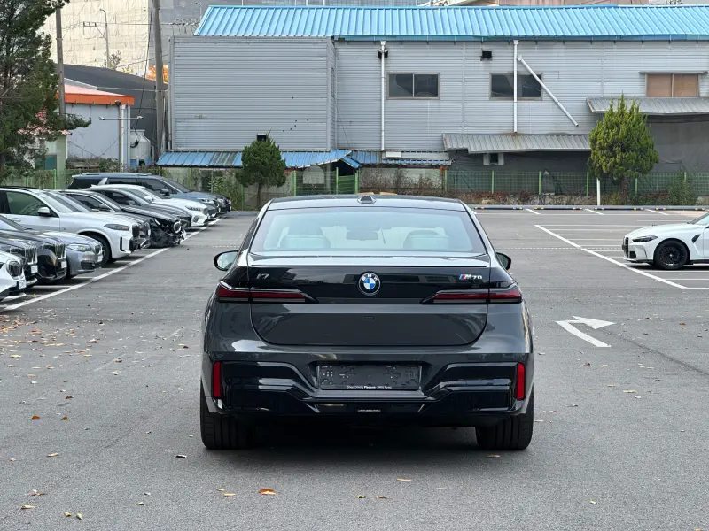 BMW i7