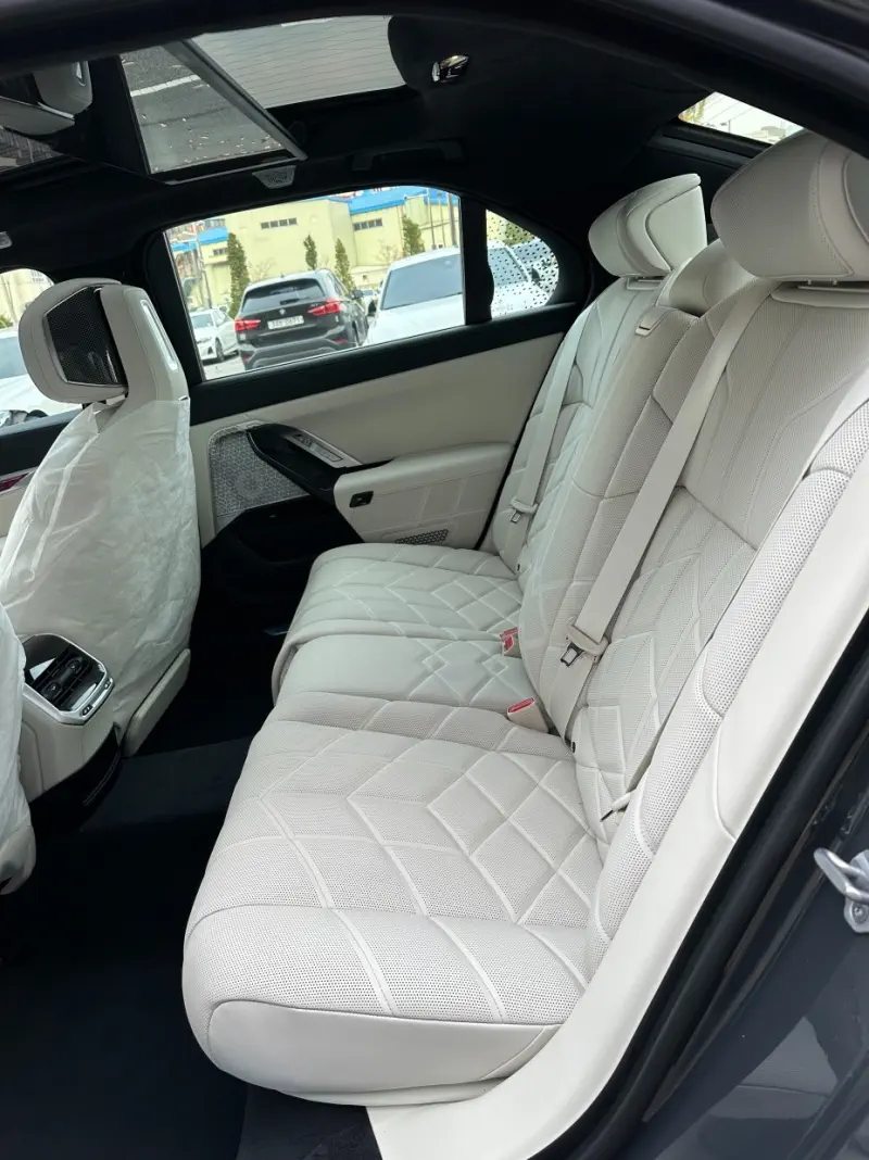 BMW i7