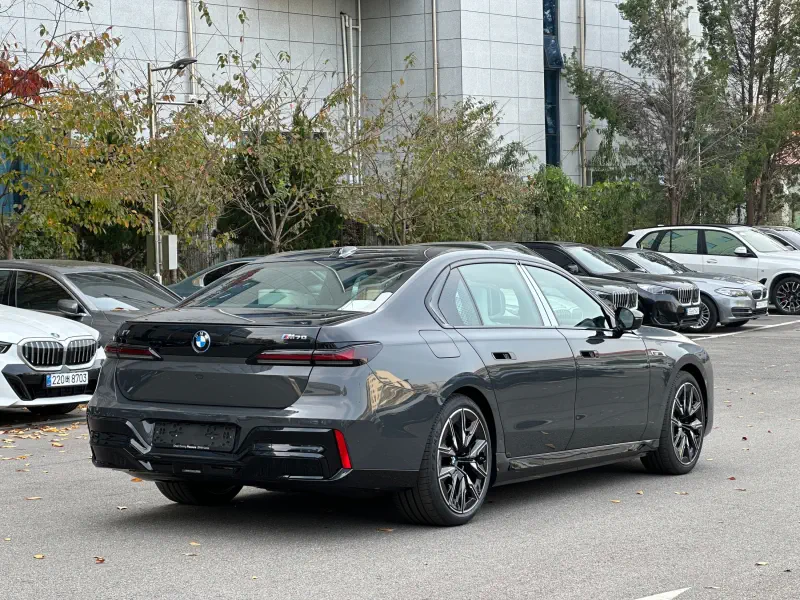 BMW i7