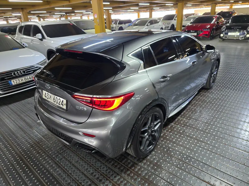 Infiniti Q30