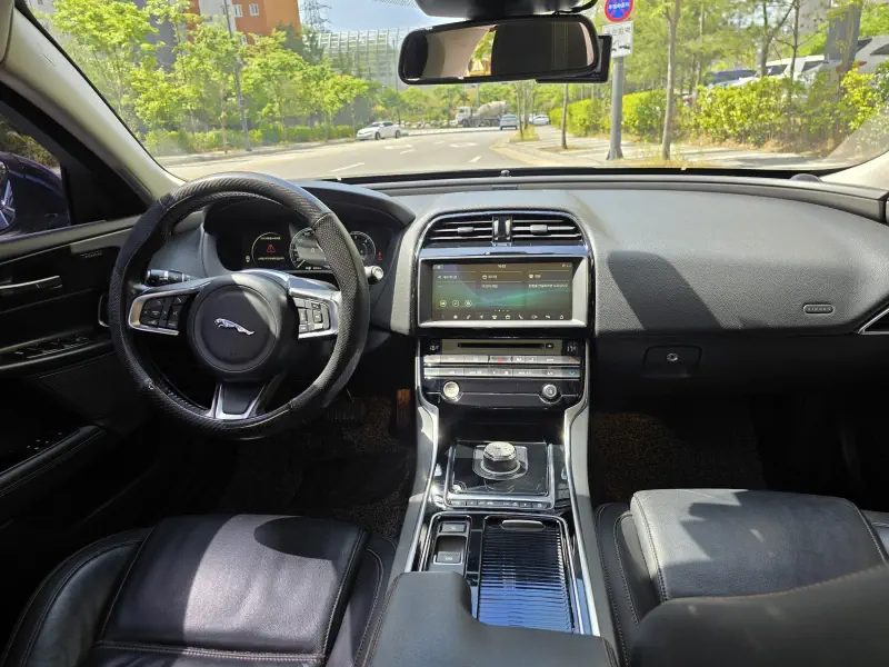 Jaguar XE
