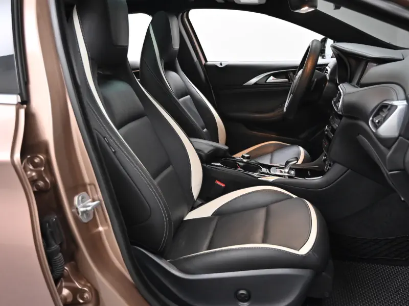 Infiniti Q30